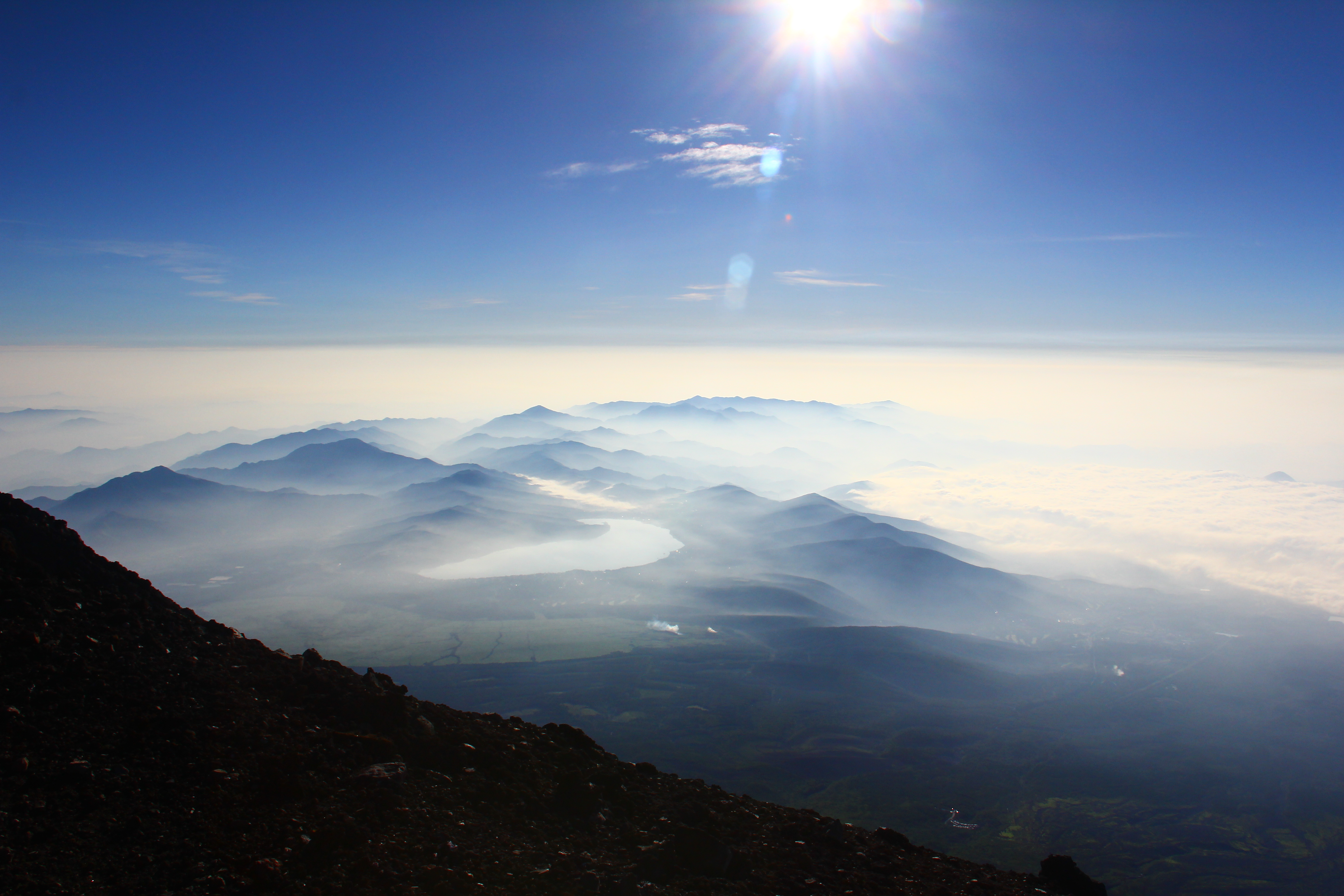 富士山の山頂からの眺め