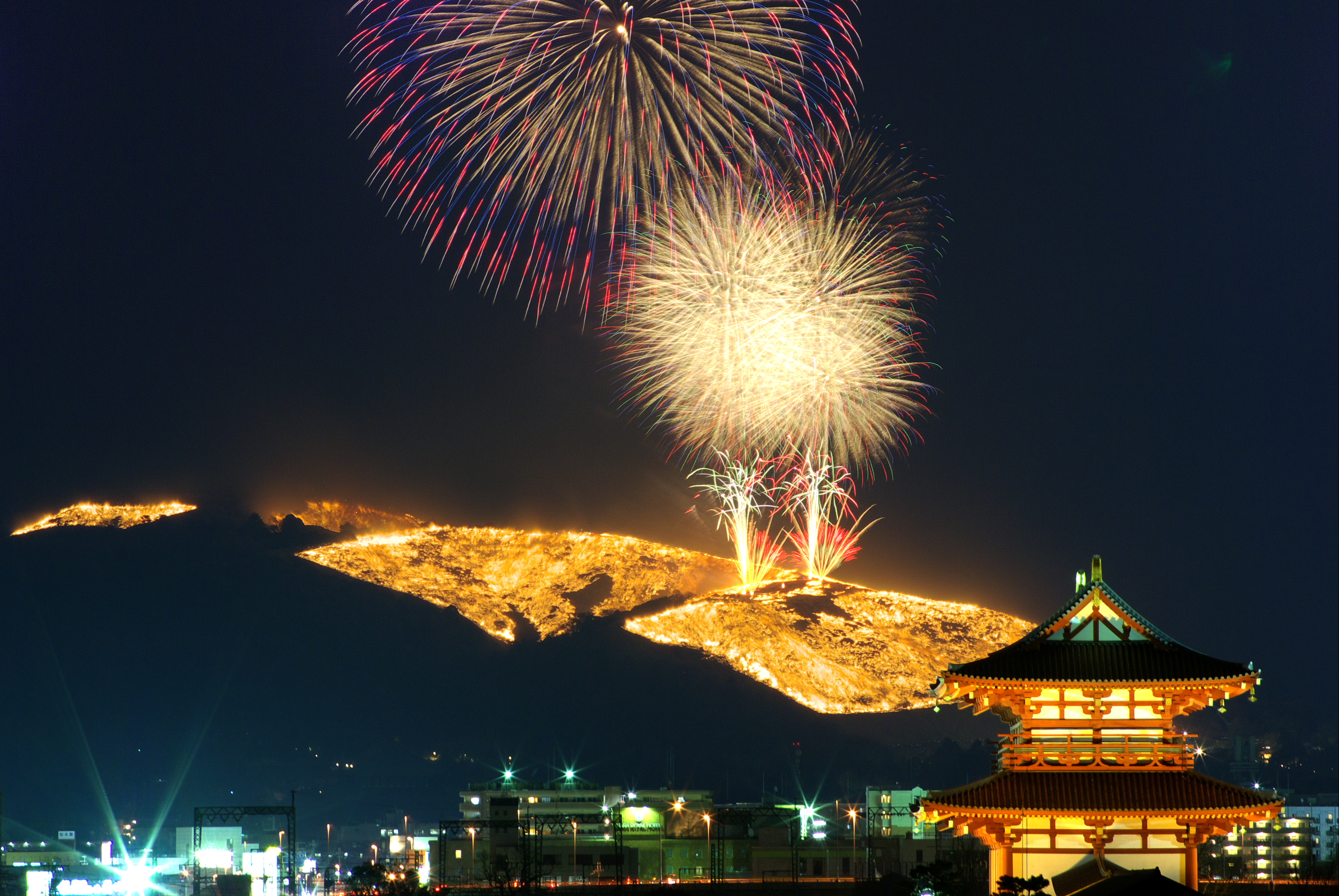 奈良・若草山焼きの花火と燃える山肌