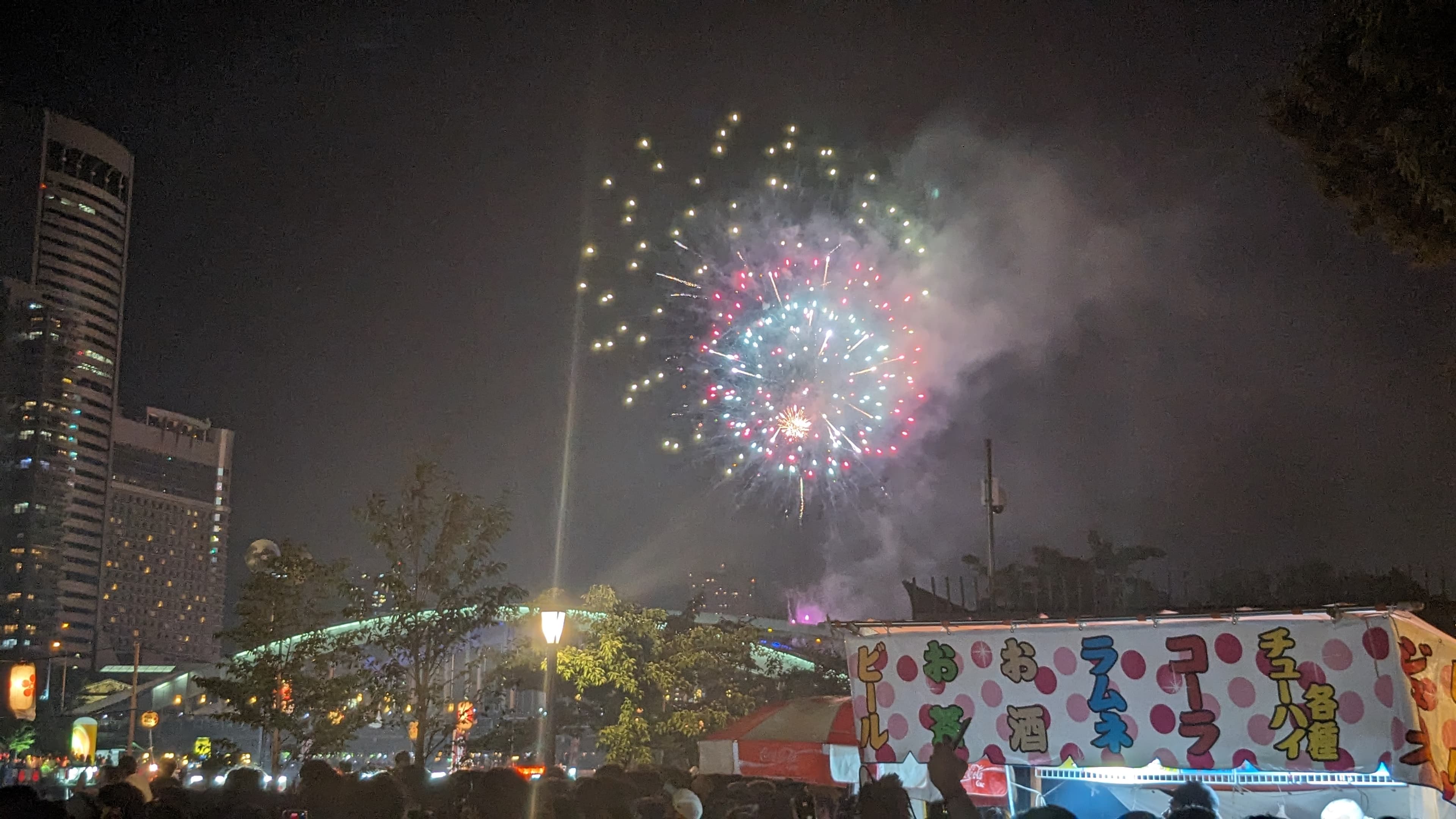 天神祭で川面に上がる花火(大阪)