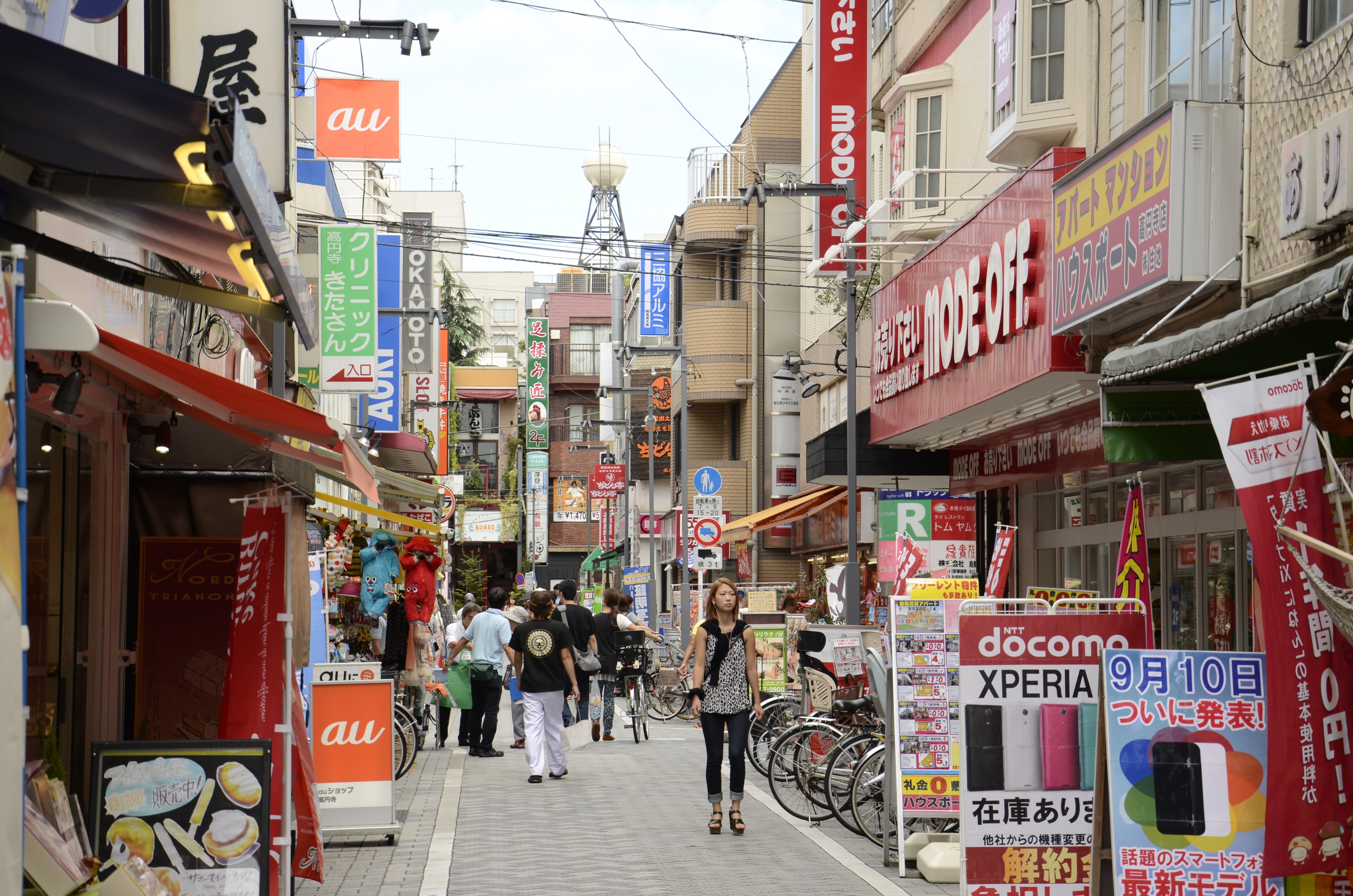 東京・下北沢の店が密集した細い商店街