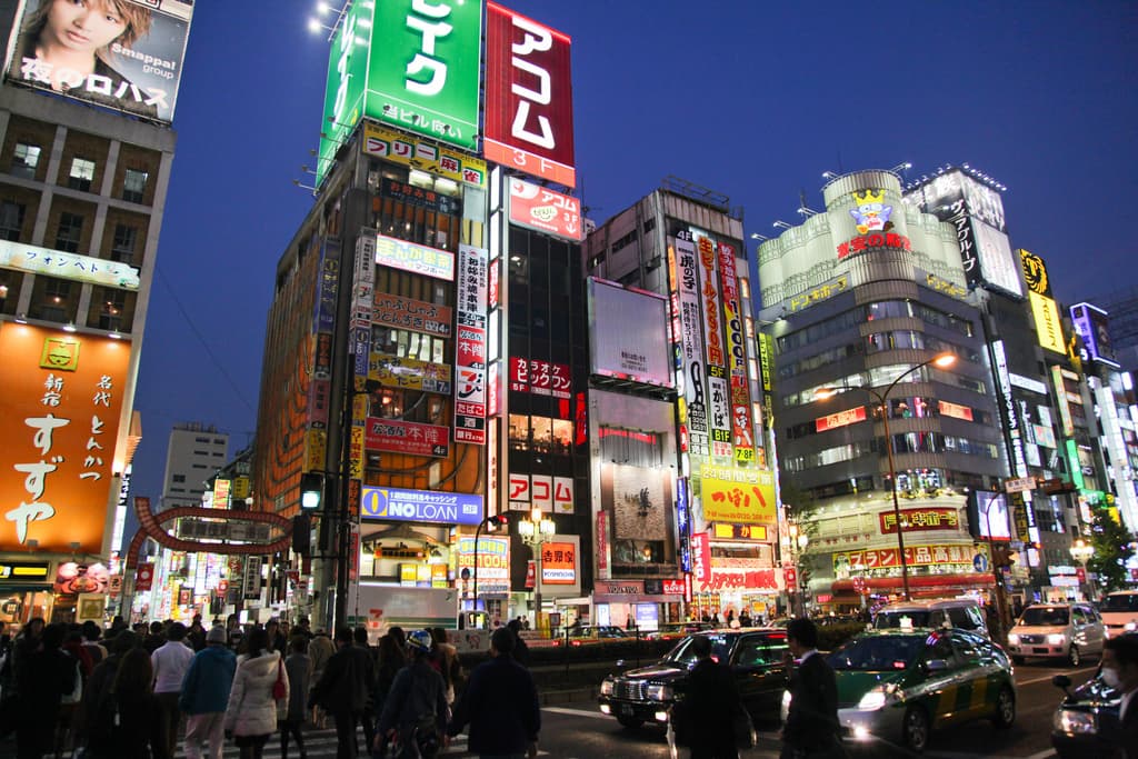 夜のネオンに輝く東京・新宿歌舞伎町の繁華街