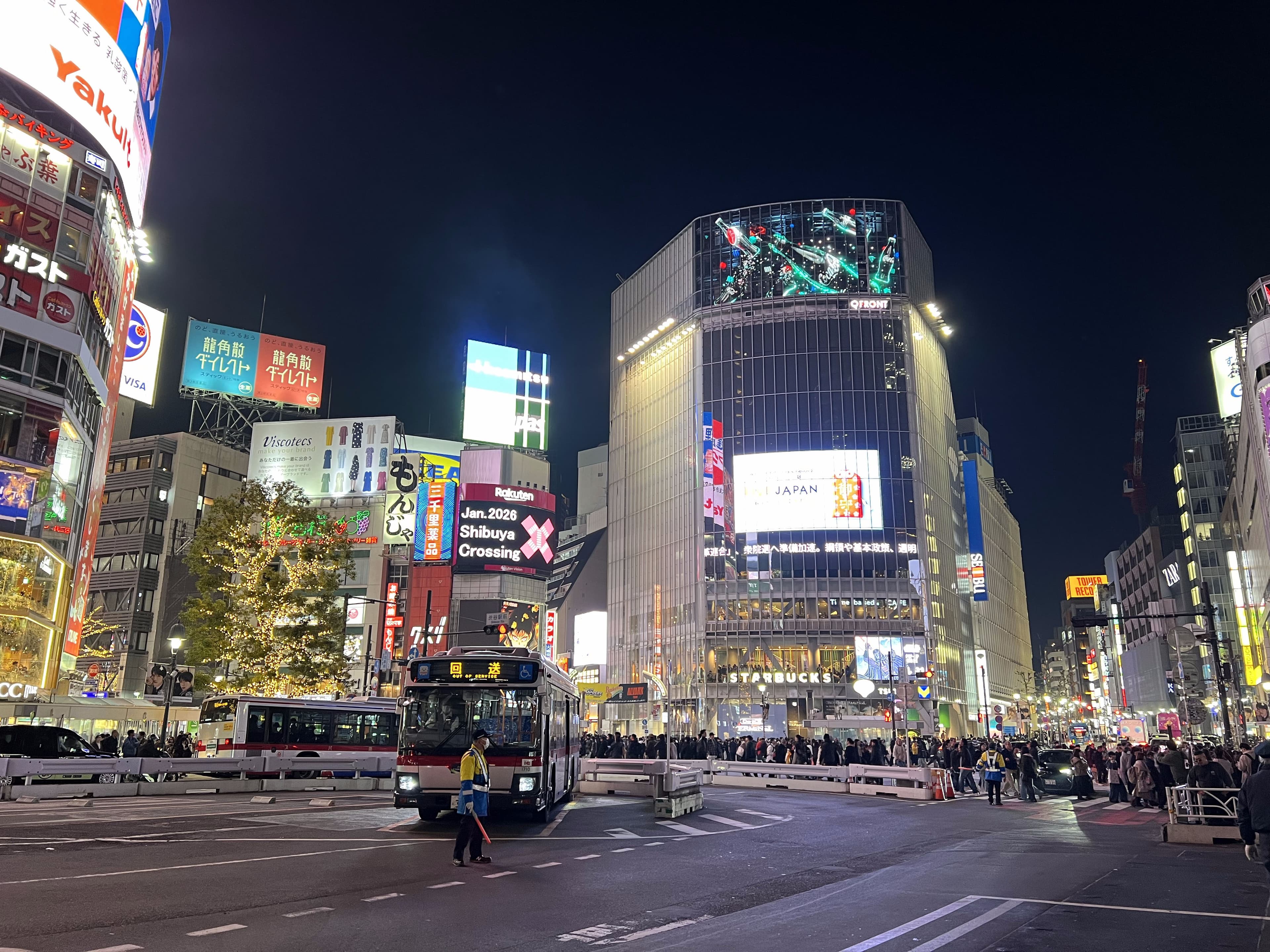 夜にライトアップされた東京・渋谷のスクランブル交差点
