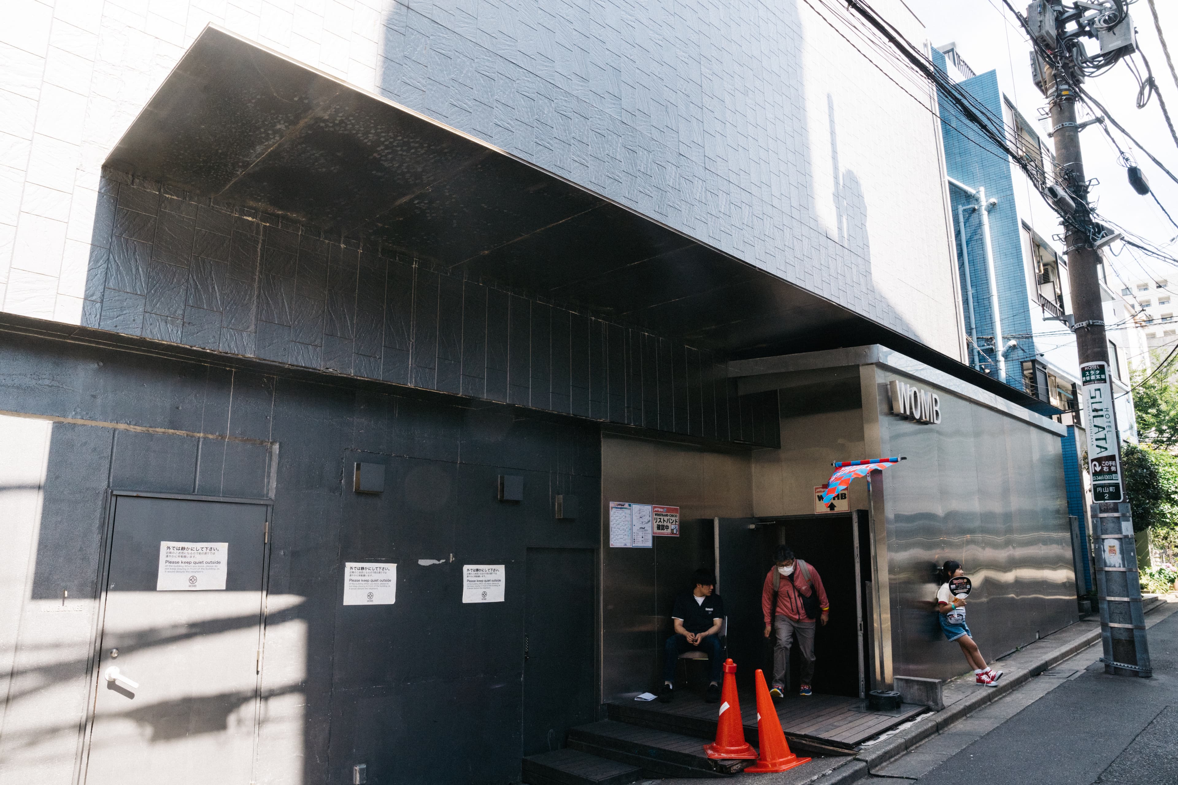 夜の東京・渋谷のナイトクラブ「WOMB」の外観
