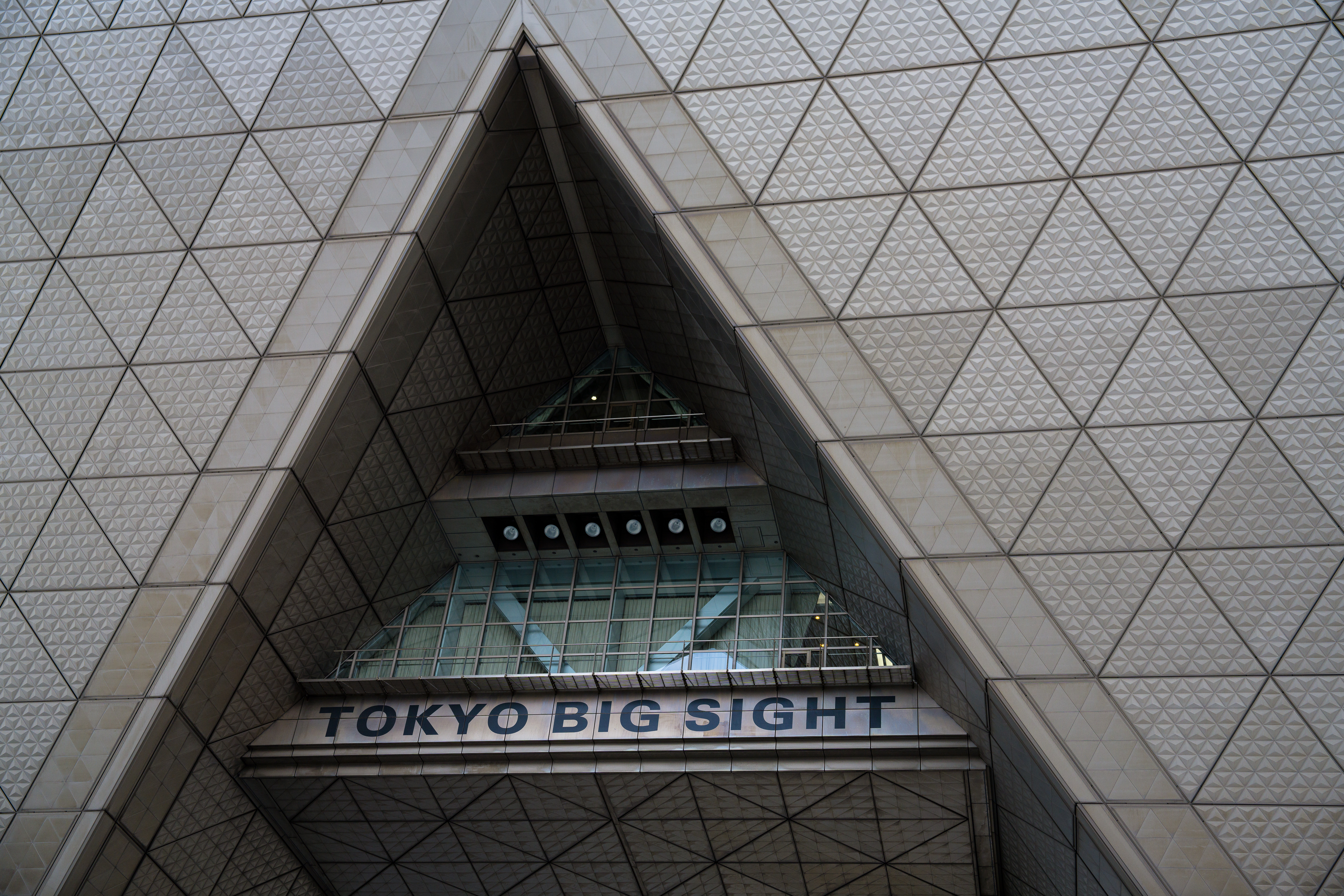有明の東京ビッグサイト(東京国際展示場)の逆ピラミッド型の建物
