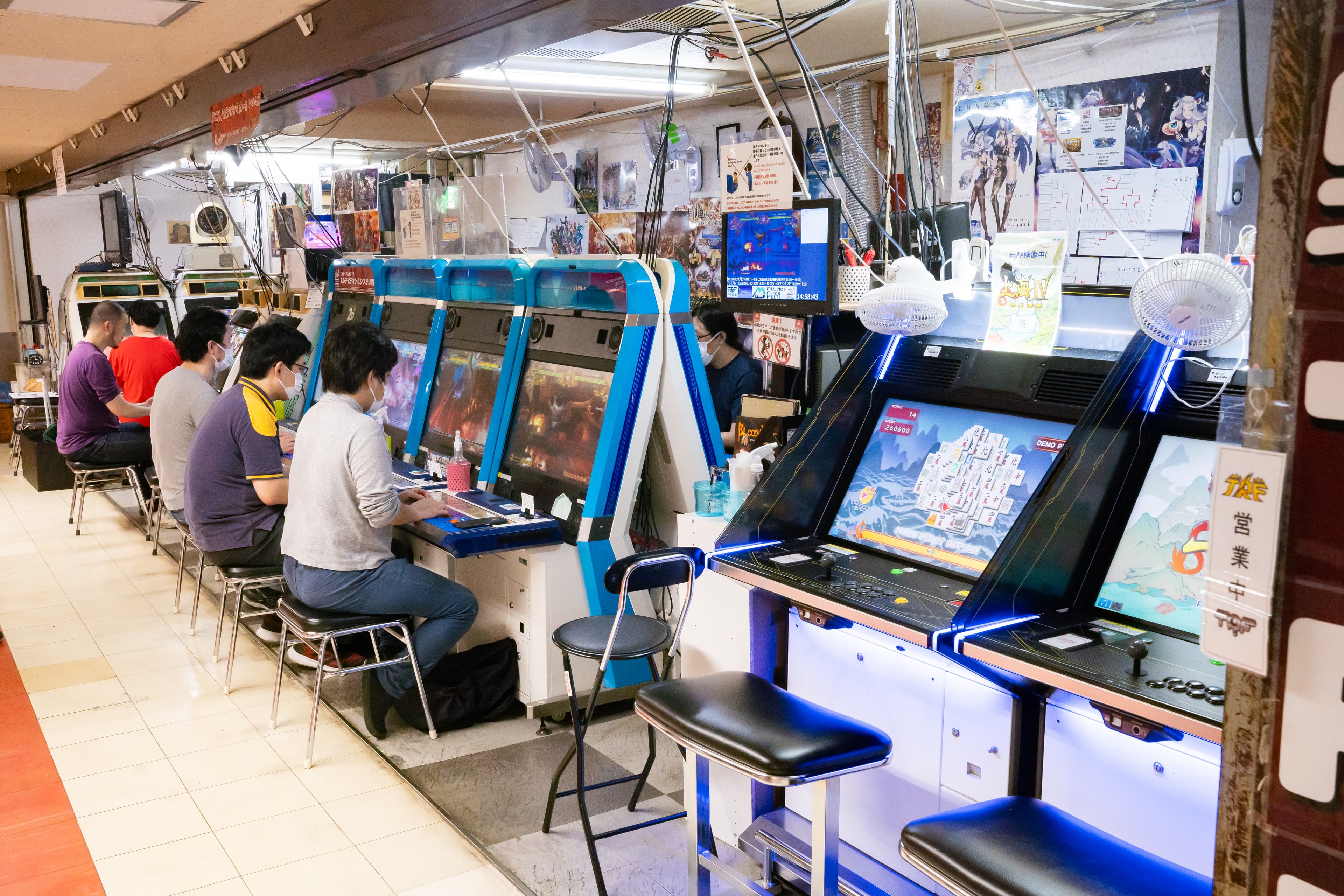東京・中野ブロードウェイのショッピングアーケード内部