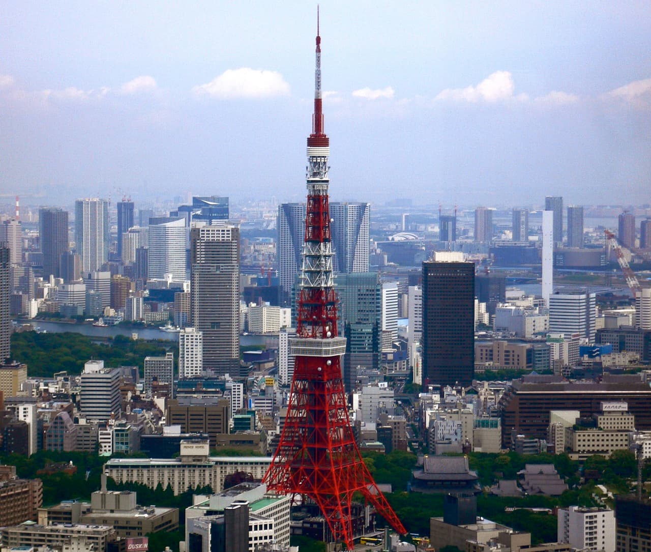 東京・港区の高層ビル群と東京タワーの眺め