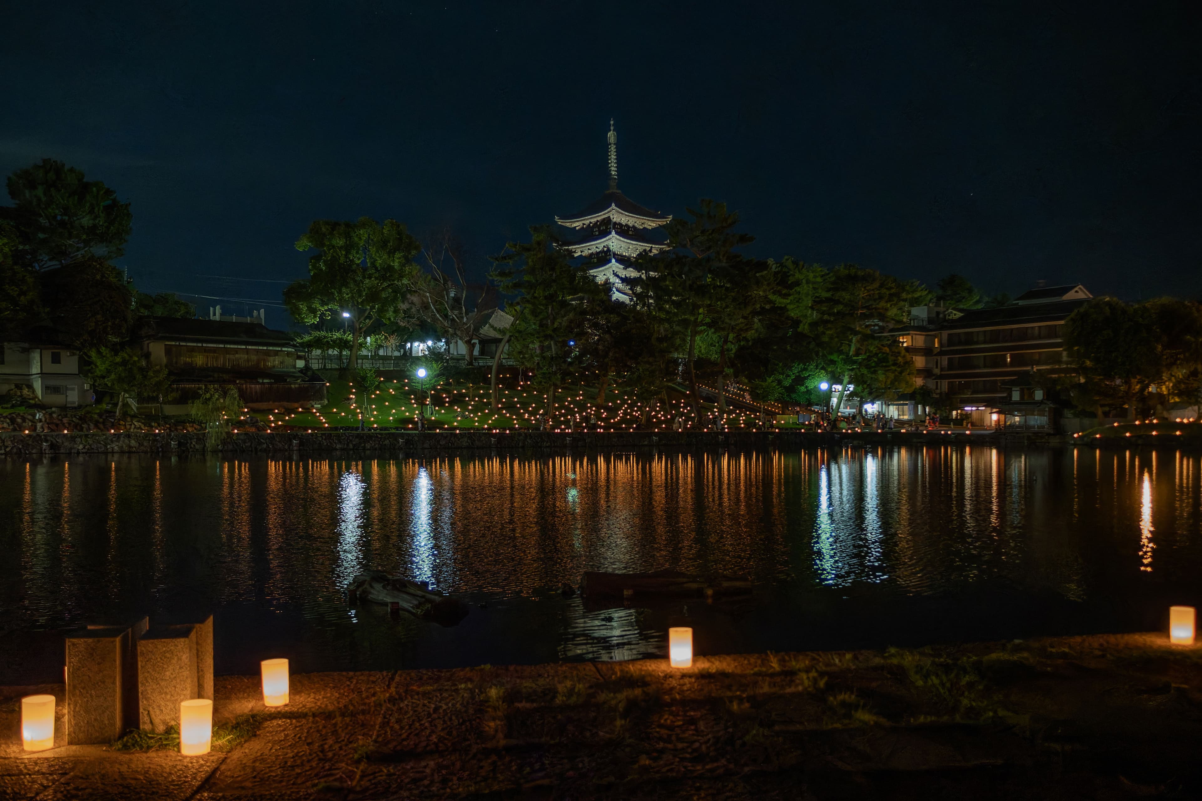 なら燈花会、猿沢池会場と興福寺五重塔