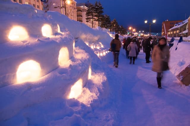 小樽雪あかりの路で運河沿いに灯る雪のキャンドル